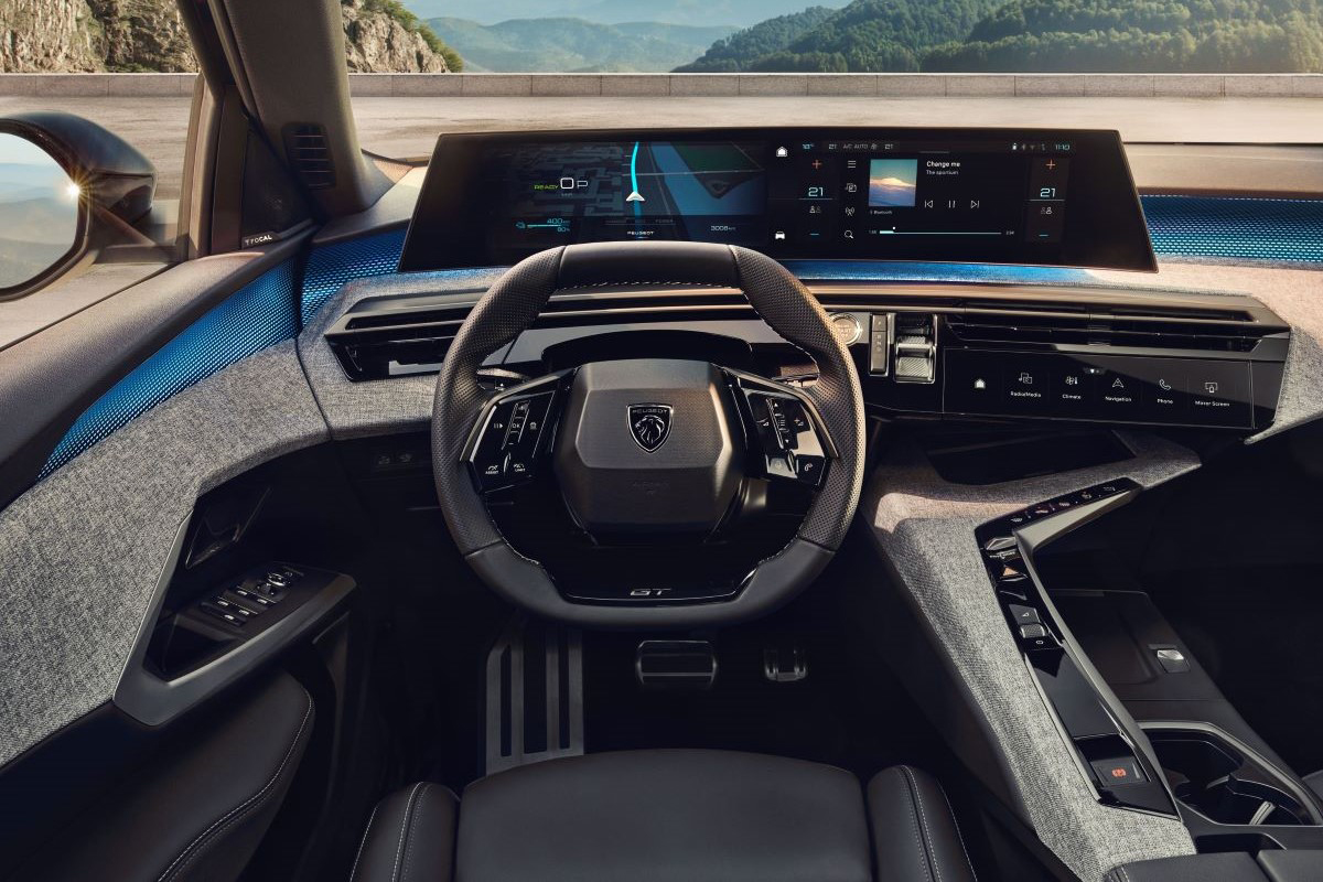Moderní interiér vozu Peugeot E-3008 s digitálním kokpitem a prémiovým designem