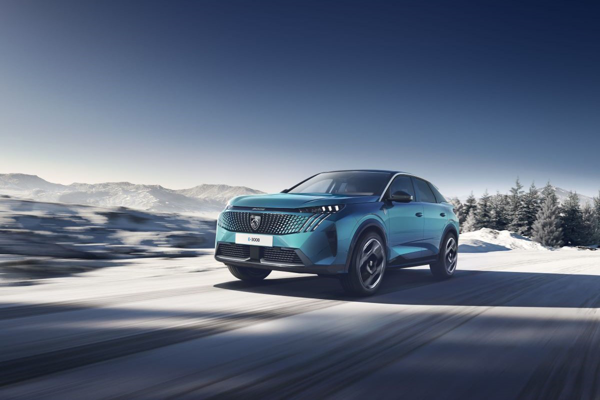 Peugeot E-3008 na zasněžené silnici – elektrické SUV připravené na zimní podmínky
