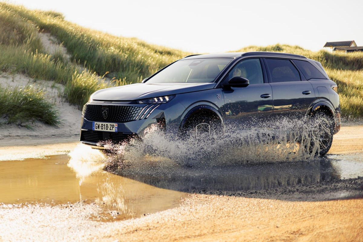 Peugeot E-5008 projíždí vodní překážku – elektrické SUV v terénu s pohonem všech kol