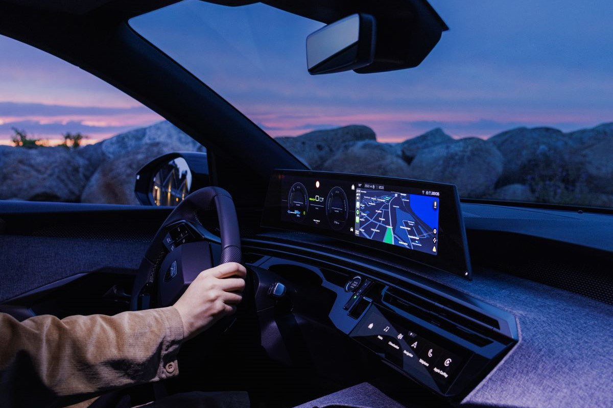 Noční jízda s digitálním displejem vozu Peugeot – technologie elektrického SUV v akci