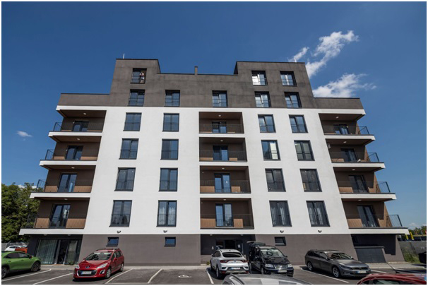 Čelní pohled na bytový dům R+R Residence 2 s lodžiemi a parkovacími místy