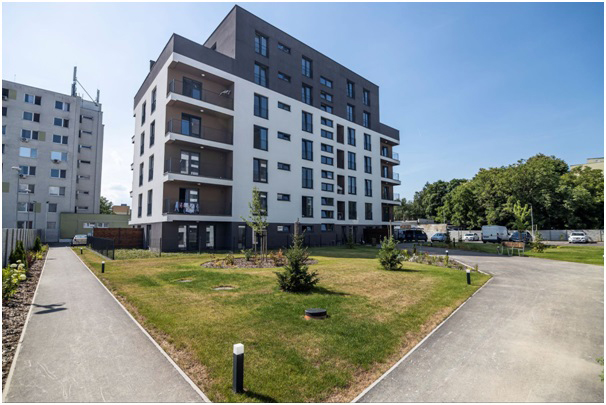 Bytový dům R+R Residence 2 obklopený zelení a pěšími cestami v klidném vnitrobloku