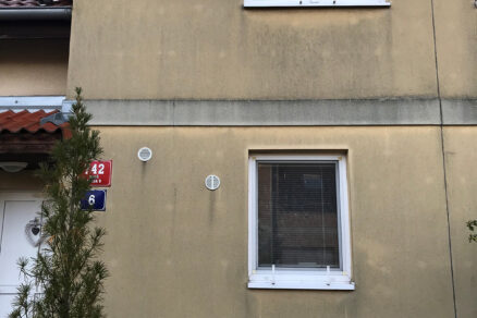 Zašlá a znečištěná fasáda rodinného domu před obnovou