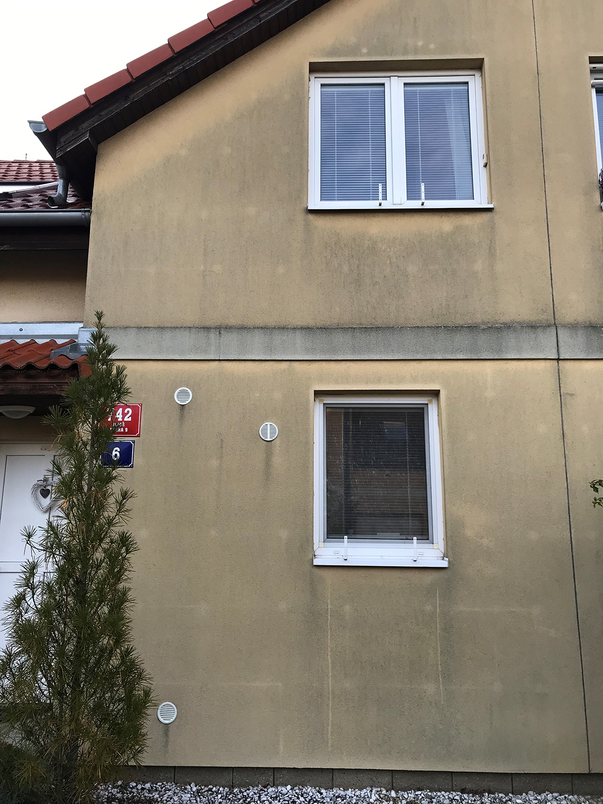 Zašlá a znečištěná fasáda rodinného domu před obnovou
