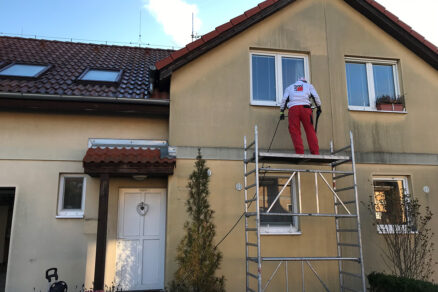 Čištění znečištěné fasády domu v rámci přípravy na obnovu