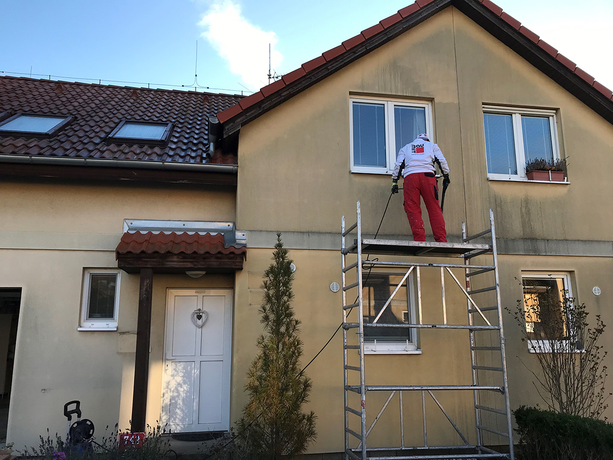  Čištění znečištěné fasády domu v rámci přípravy na obnovu