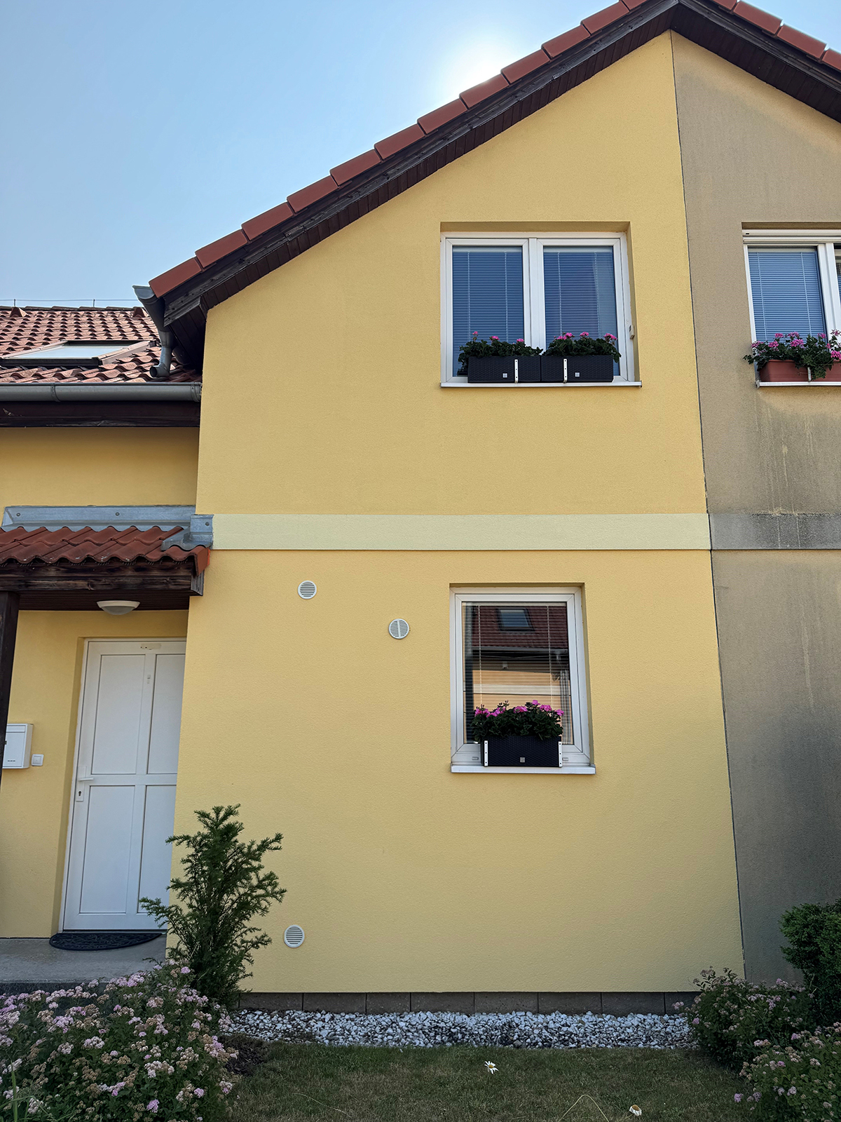 Opravená fasáda rodinného domu po provedené renovaci