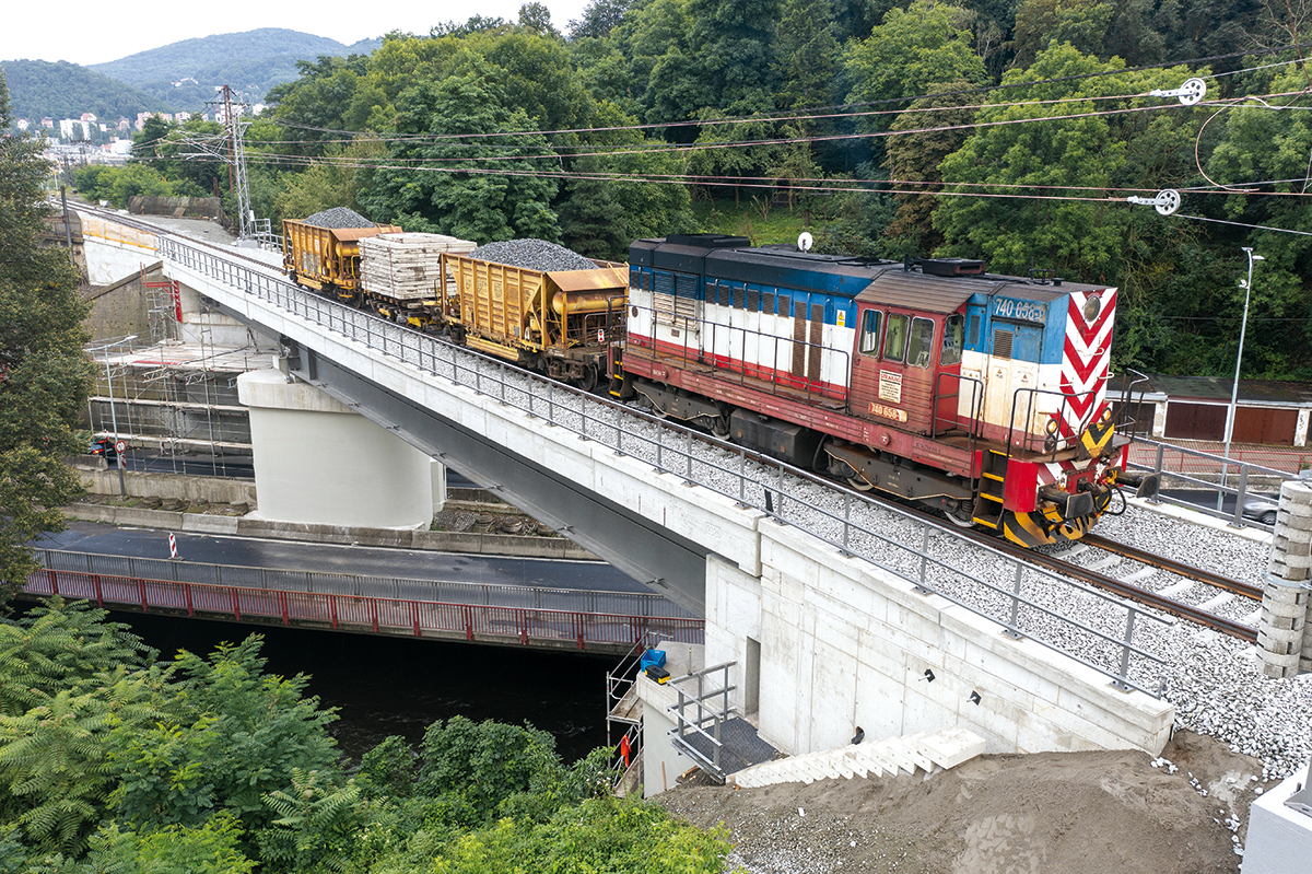 Obr. 4 Průběh zatěžovací zkoušky železničního mostu v Ústí nad Labem