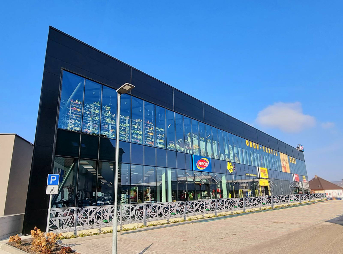 Obchodní centrum s velkoformátovou prosklenou fasádou AVG a moderním architektonickým řešením.