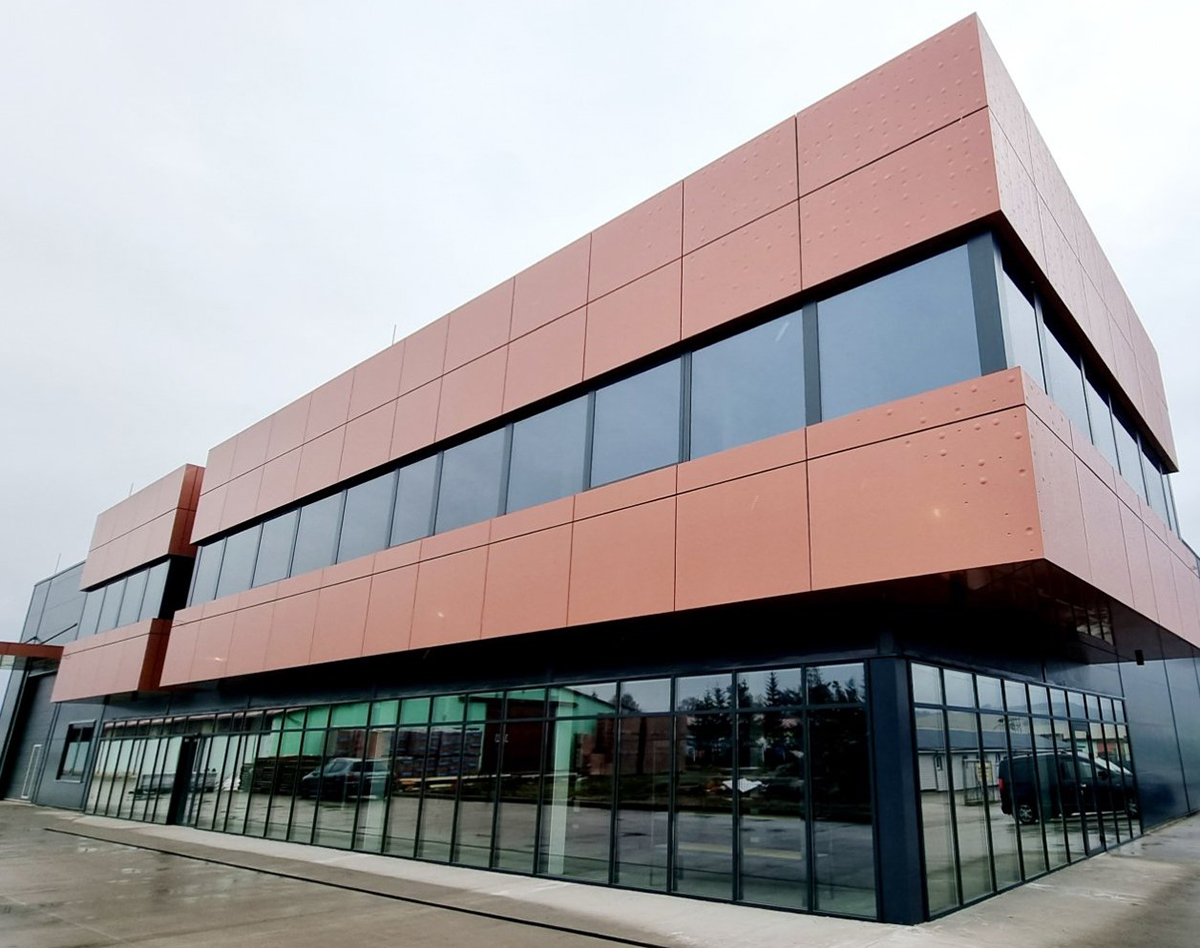 Moderní administrativní budova s inovativní prosklenou fasádou AVG a designovým obložením.