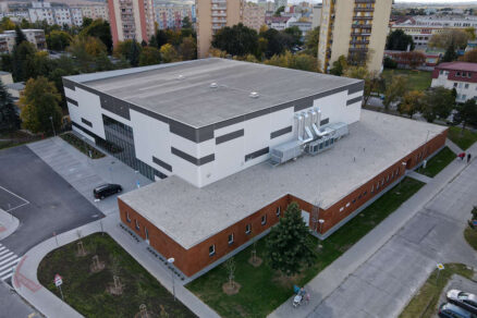 Nově postavená sportovní hala uprostřed městské zástavby