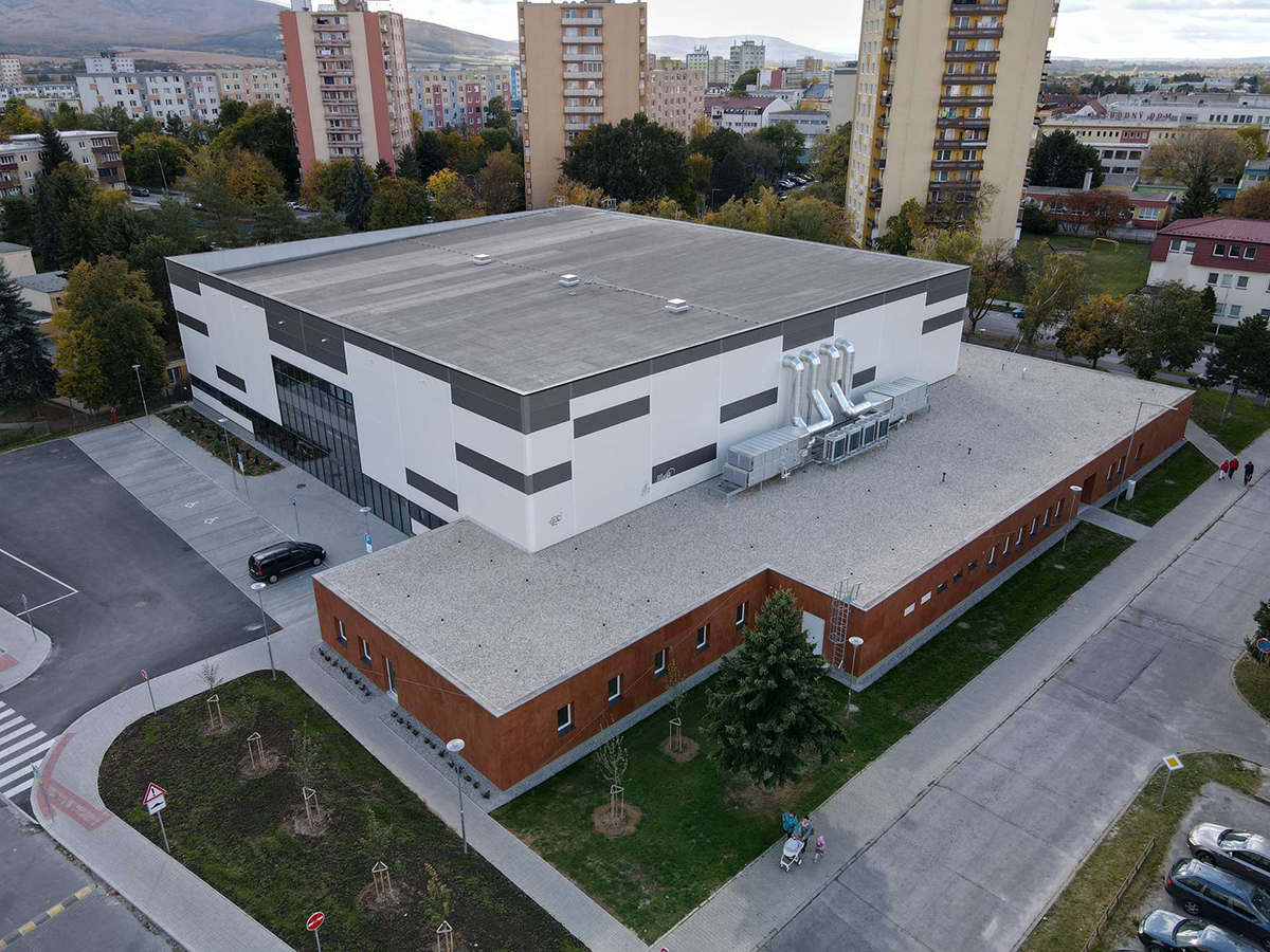 Nově postavená sportovní hala uprostřed městské zástavby