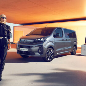 Elegantní Peugeot Traveller připravený k jízdě s cestujícími a zavazadly