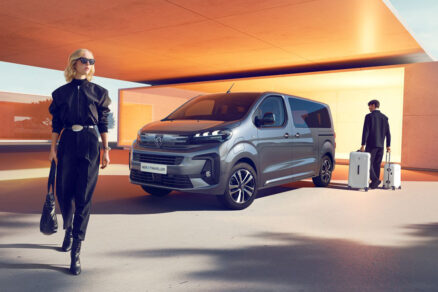 Elegantní Peugeot Traveller připravený k jízdě s cestujícími a zavazadly
