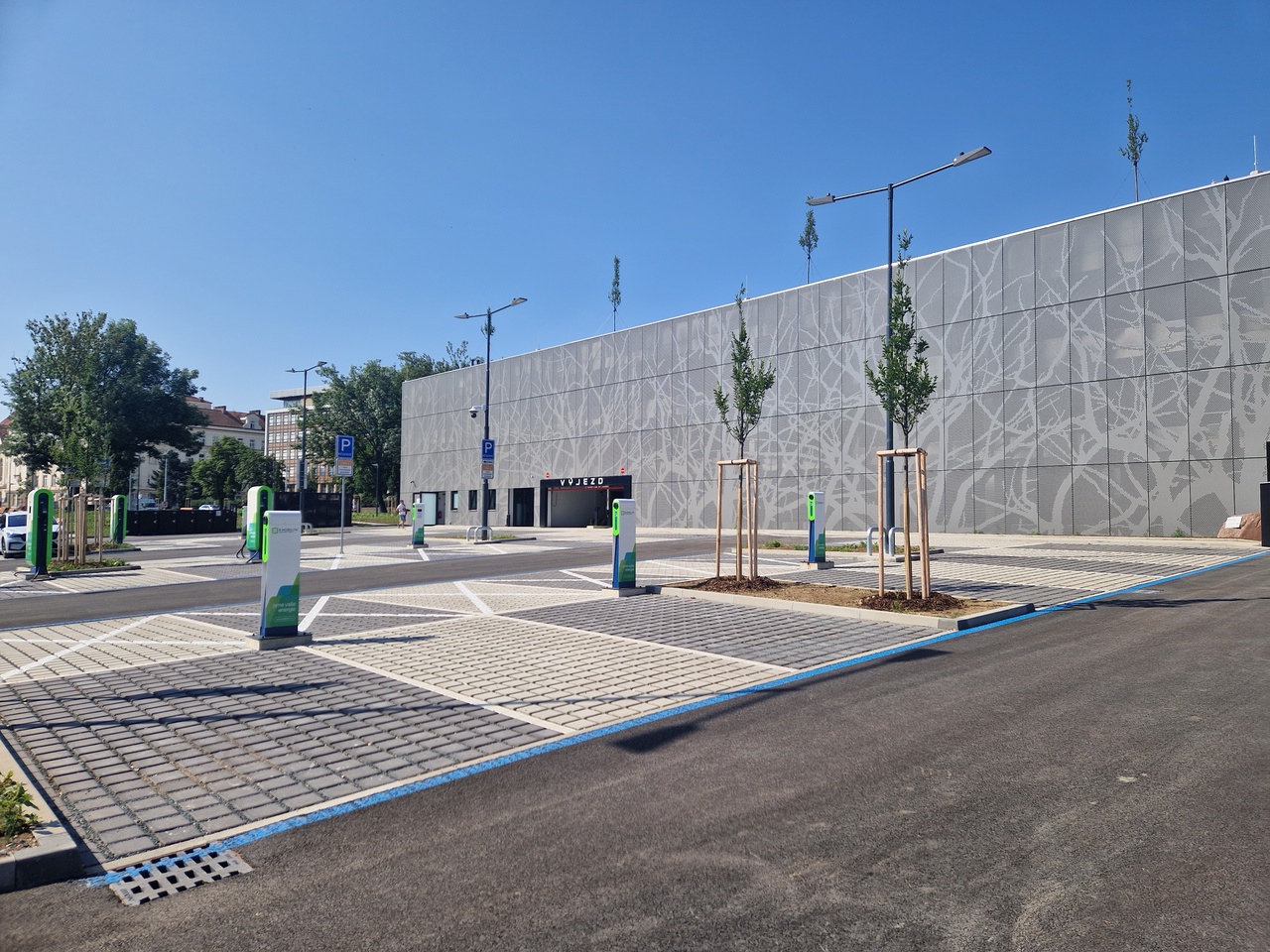 Nový parkovací dům Academy Park na rohu Veveří a Šumavské