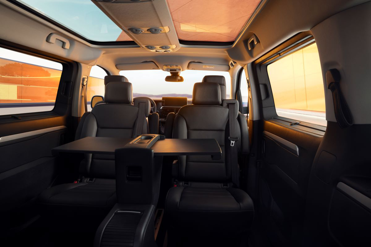 Luxusní interiér Peugeot Traveller s otočnými sedadly a skládacím stolem