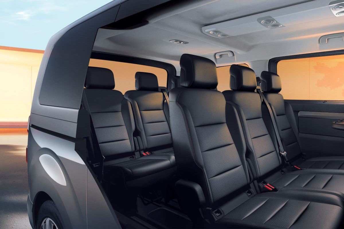 Interiér vozu Peugeot Traveller s třemi řadami sedadel pro přepravu až devíti osob