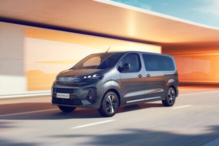 Elektrický Peugeot e-Traveller připojený k nabíjecí stanici