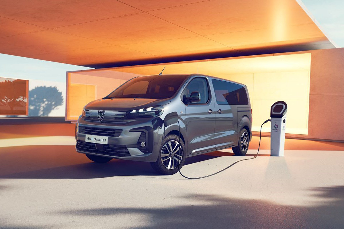Elektrický Peugeot e-Traveller připojený k nabíjecí stanici