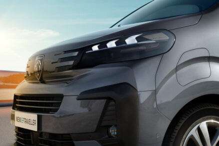 Detail přední masky vozu Peugeot Traveller s moderním LED světlometem