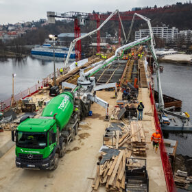 Betonáž Dvoreckého mostu přes Vltavu s využitím čerpadel a autodomíchávačů