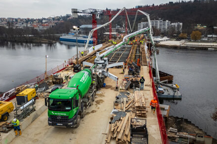 Betonáž Dvoreckého mostu přes Vltavu s využitím čerpadel a autodomíchávačů