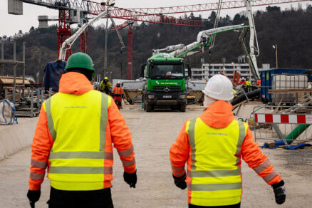 Výstavba Dvoreckého mostu v Praze s řízením betonáže za účasti pracovníků TBG METROSTAV