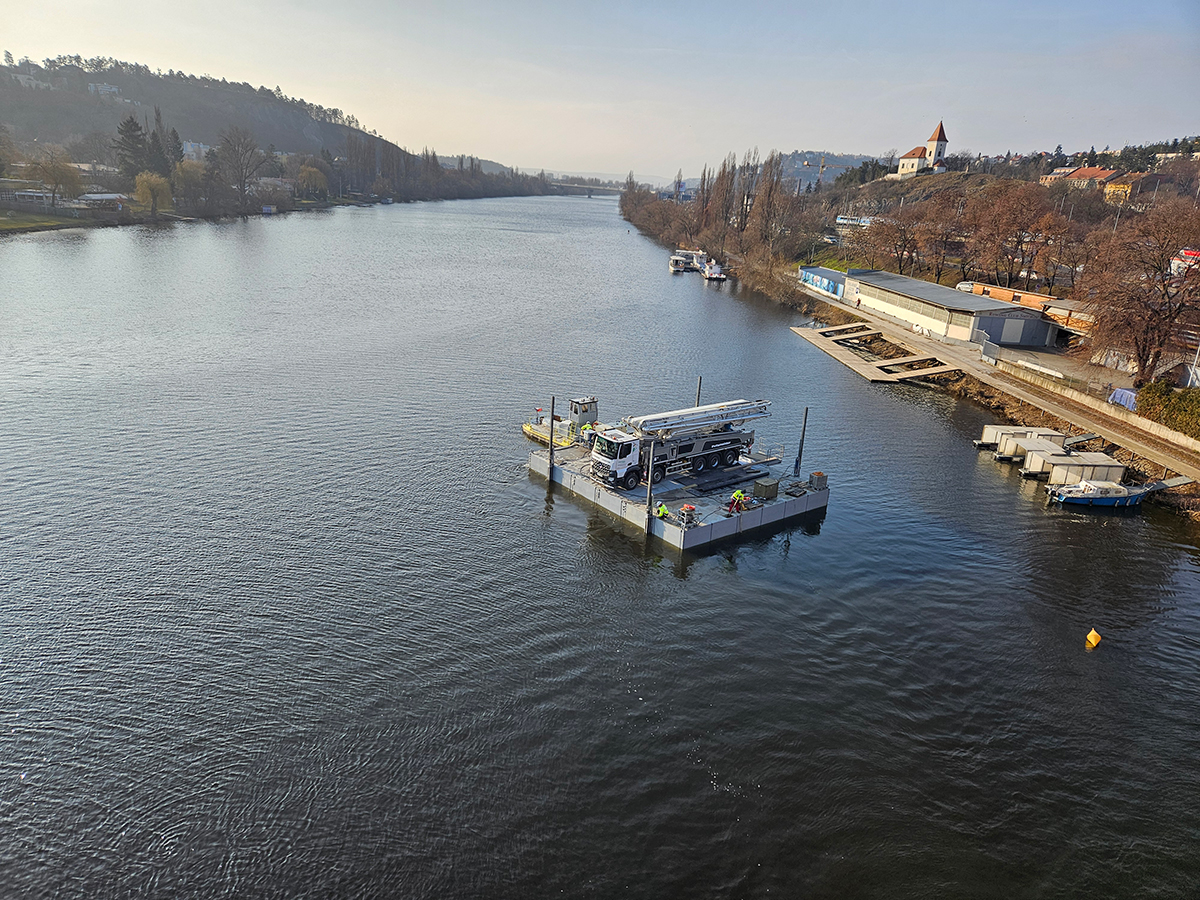 Speciální ponton s čerpadlem pro betonáž mostovky Dvoreckého mostu z vodní hladiny Vltavy