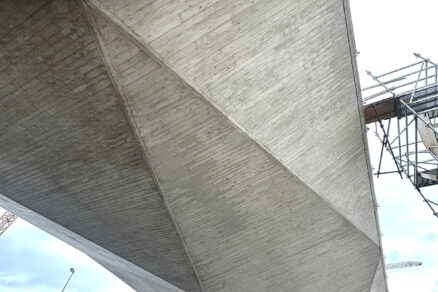 Detail spodní konstrukce Dvoreckého mostu s kubistickými liniemi a strukturou bednění z nehoblovaných prken