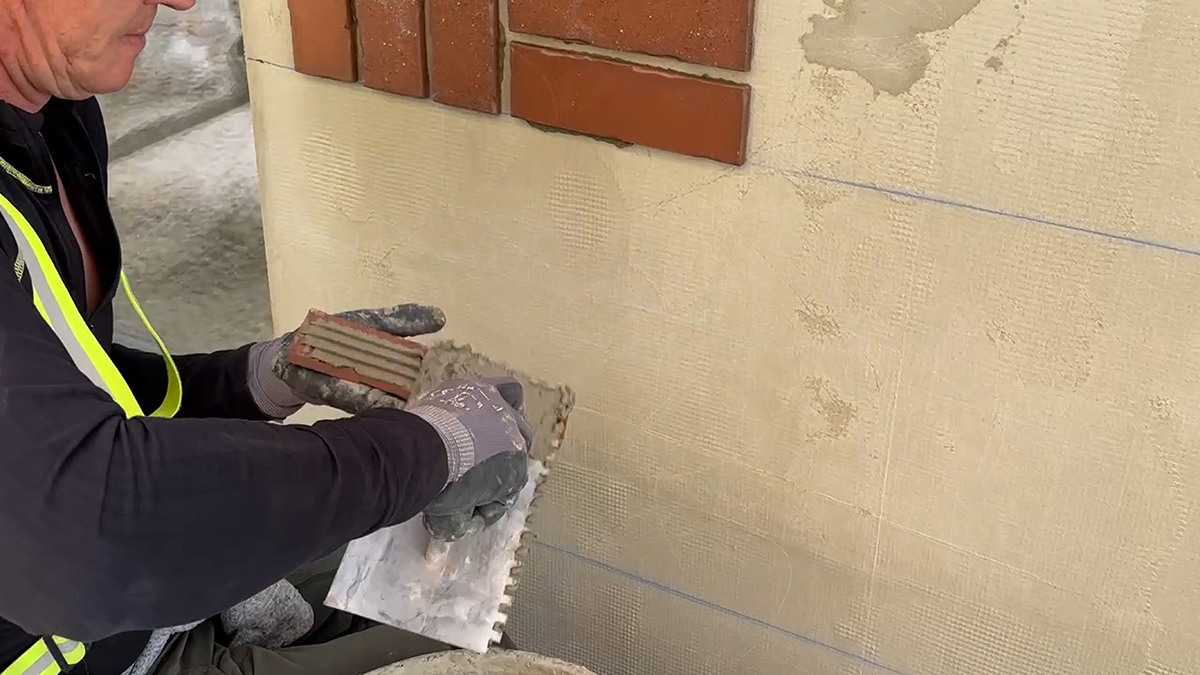 Lepení obkladových pásků na zateplovací systém