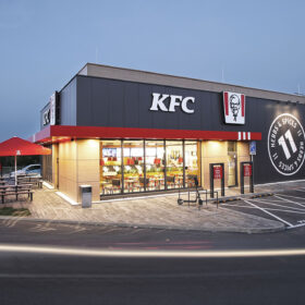 Nově otevřená restaurace KFC v Jenišově s moderní fasádou a výrazným brandovým prvkem