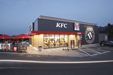 Nově otevřená restaurace KFC v Jenišově s moderní fasádou a výrazným brandovým prvkem