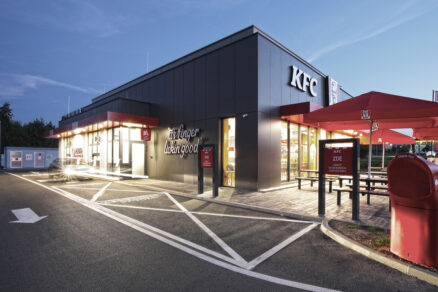 Interiér nové restaurace KFC postavené HSF System s moderním designem a otevřenou kuchyní