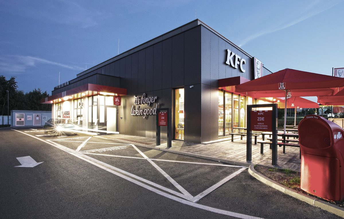 Interiér nové restaurace KFC postavené HSF System s moderním designem a otevřenou kuchyní