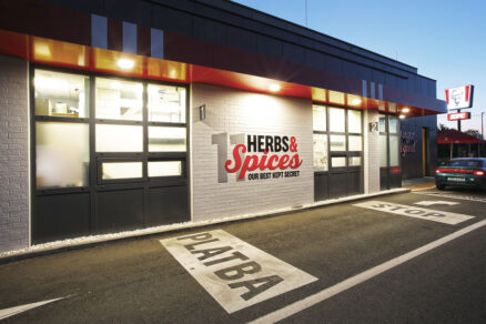 Moderní výdejní zóna KFC s drive-thru v nově postavené restauraci od HSF System