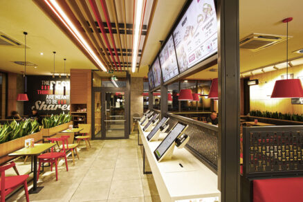 Samoobslužné kiosky a moderní interiér nové pobočky KFC realizované HSF System