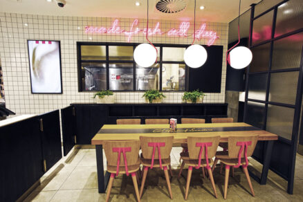 Interiér nové restaurace KFC postavené HSF System s moderním designem a otevřenou kuchyní