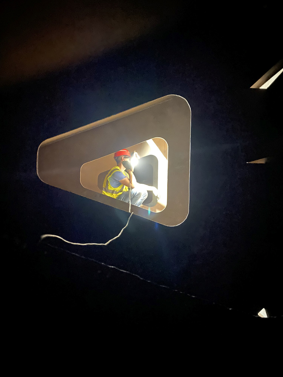 Technik Metrostav DIZ při práci uvnitř hradicí konstrukce pardubického jezu