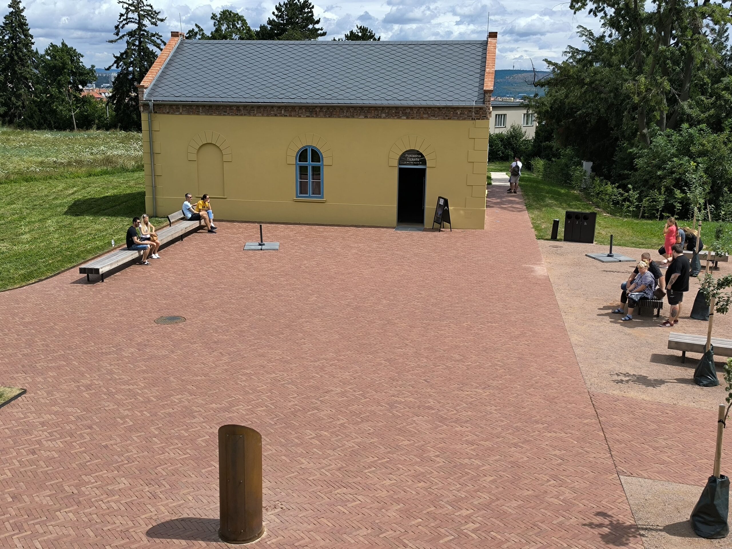 Pohled na povrch je i zde příslovečnou spičkou ledovce min
