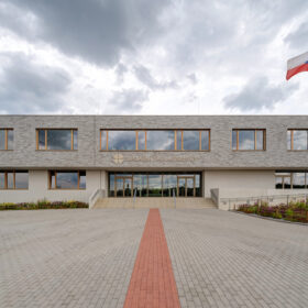 Moderní školní budova s cihelnou fasádou a minimalistickým exteriérem v Šeberově