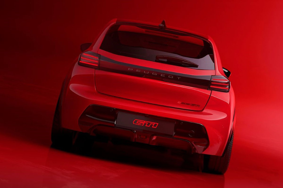 Interiér vozu Peugeot E-208 GTi s červenými sportovními sedačkami a digitálním kokpitem