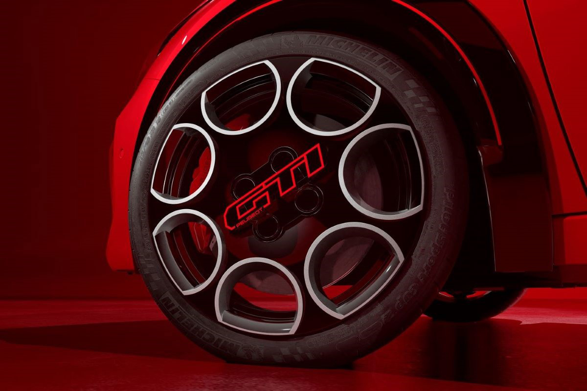 Designová 18palcová kola s logem GTi na Peugeotu E-208 GTi