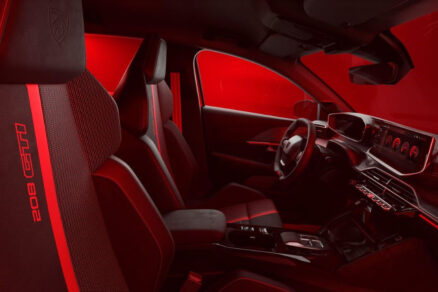 Interiér vozu Peugeot E-208 GTi s červenými sportovními sedačkami a digitálním kokpitem