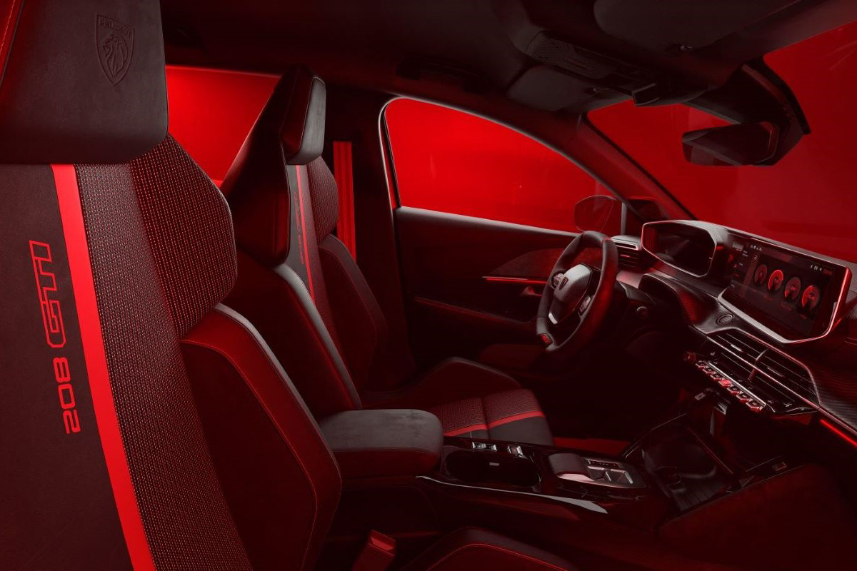 Interiér vozu Peugeot E-208 GTi s červenými sportovními sedačkami a digitálním kokpitem