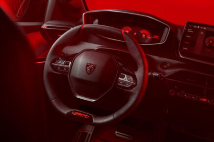 Sportovní volant Peugeot E-208 GTi s červeným prošíváním a GTi logem
