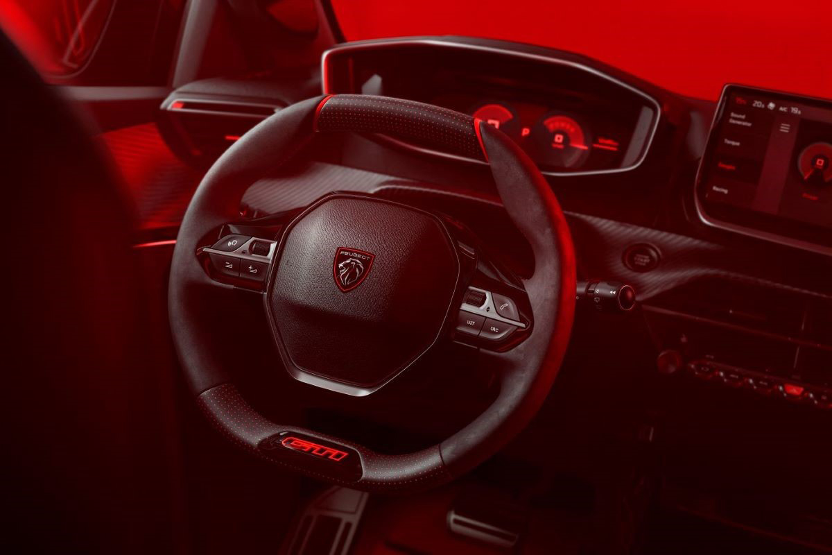 Sportovní volant Peugeot E-208 GTi s červeným prošíváním a GTi logem