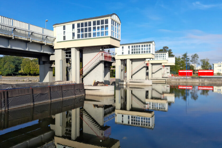 Rekonstrukce pardubického jezu na řece Labe s řídicími věžemi
