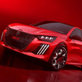 Nový Peugeot E-208 GTi v červené barvě s agresivní maskou a sportovním vzhledem