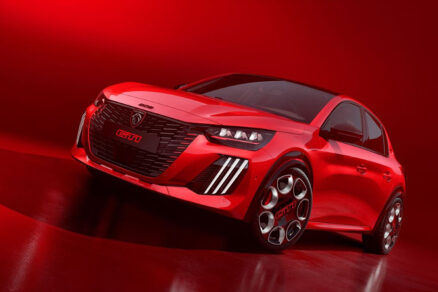 Nový Peugeot E-208 GTi v červené barvě s agresivní maskou a sportovním vzhledem