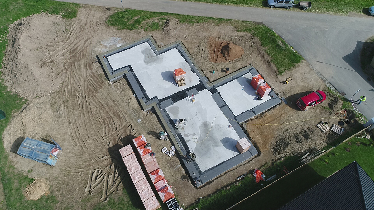 Letecký pohled na základovou desku novostavby rodinného domu.